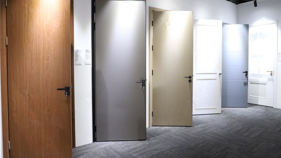Flush interior doors in woodgrain, metal-look and painted finishes